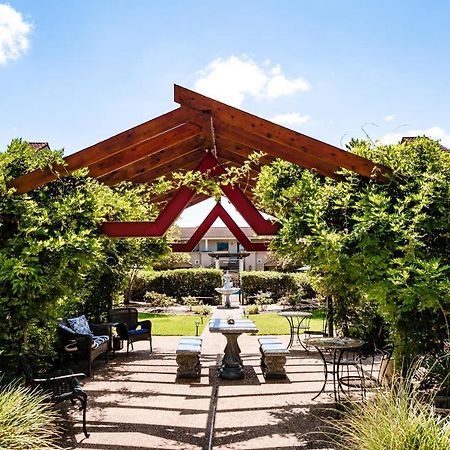 Vineyard Court Designer Suites Hotel College Station Exterior photo