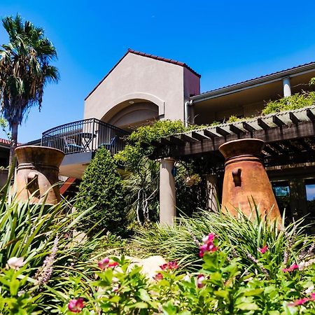 Vineyard Court Designer Suites Hotel College Station Exterior photo
