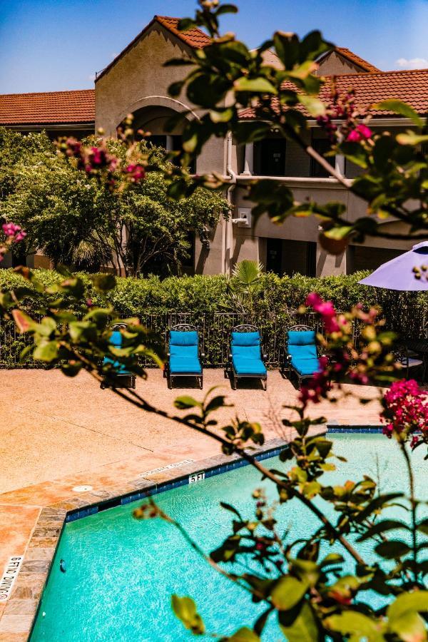 Vineyard Court Designer Suites Hotel College Station Exterior photo
