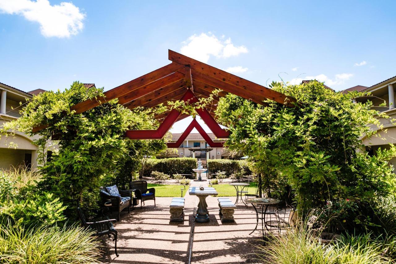 Vineyard Court Designer Suites Hotel College Station Exterior photo