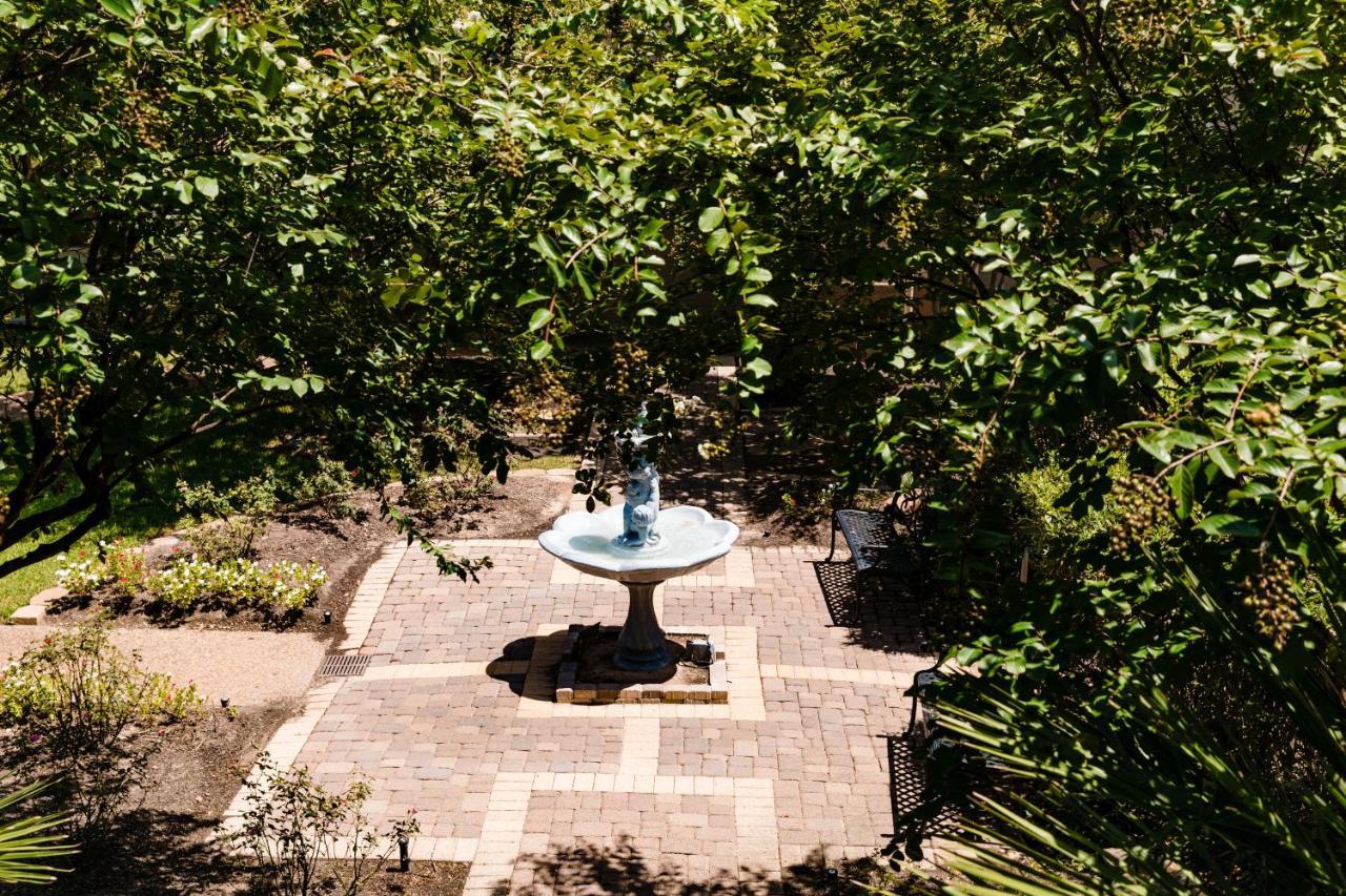 Vineyard Court Designer Suites Hotel College Station Exterior photo