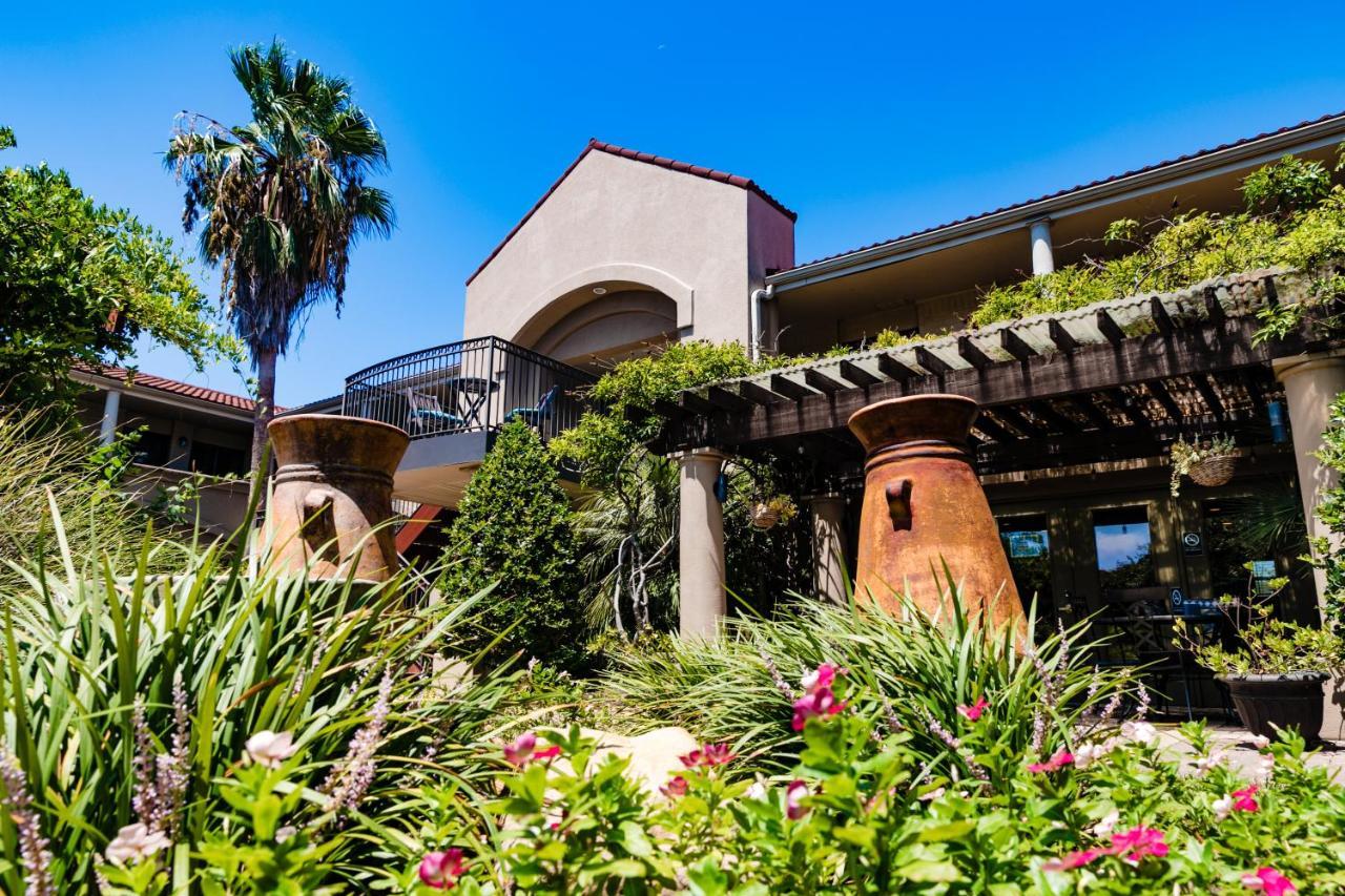 Vineyard Court Designer Suites Hotel College Station Exterior photo
