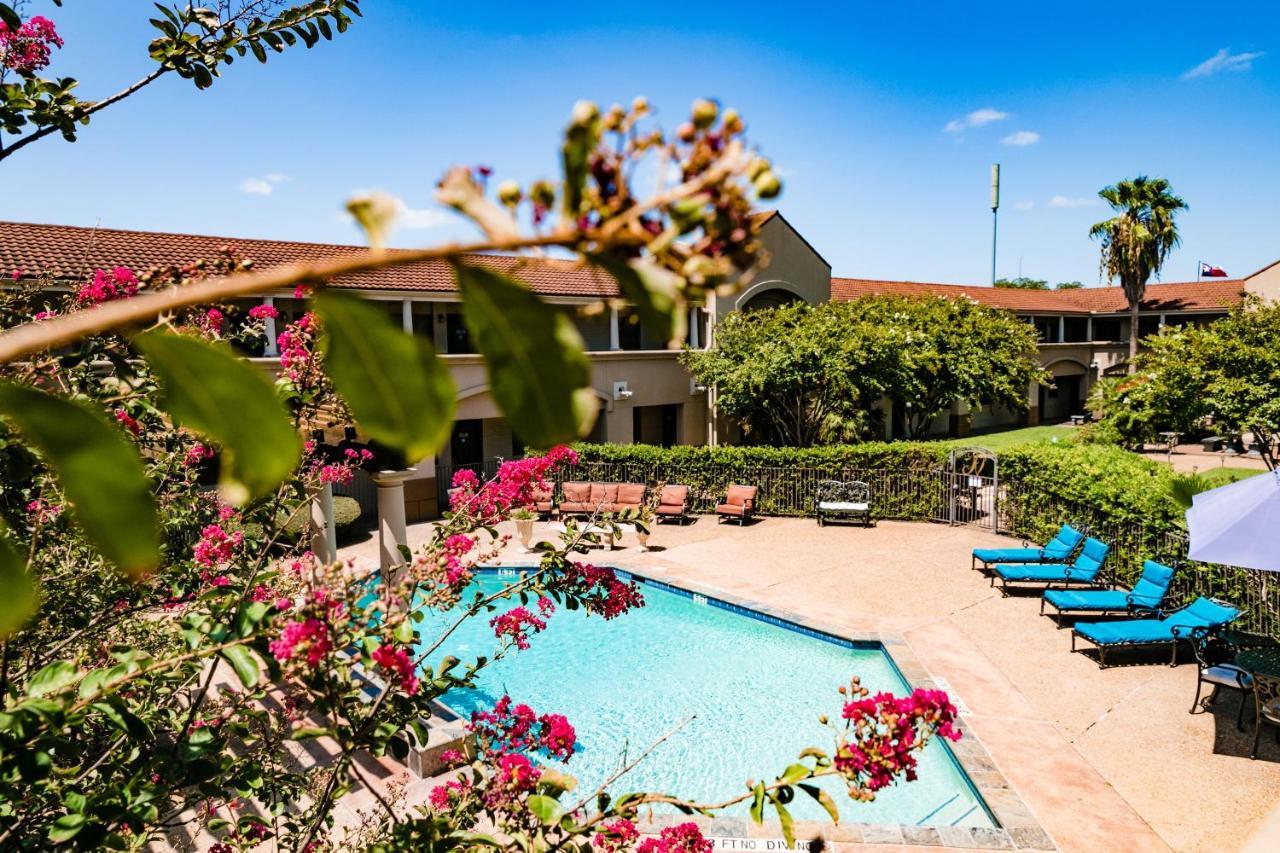 Vineyard Court Designer Suites Hotel College Station Exterior photo