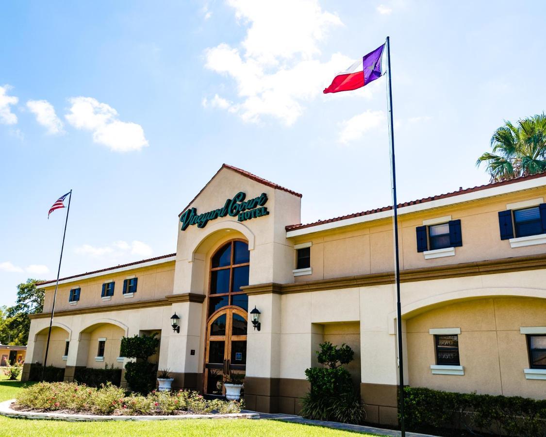 Vineyard Court Designer Suites Hotel College Station Exterior photo