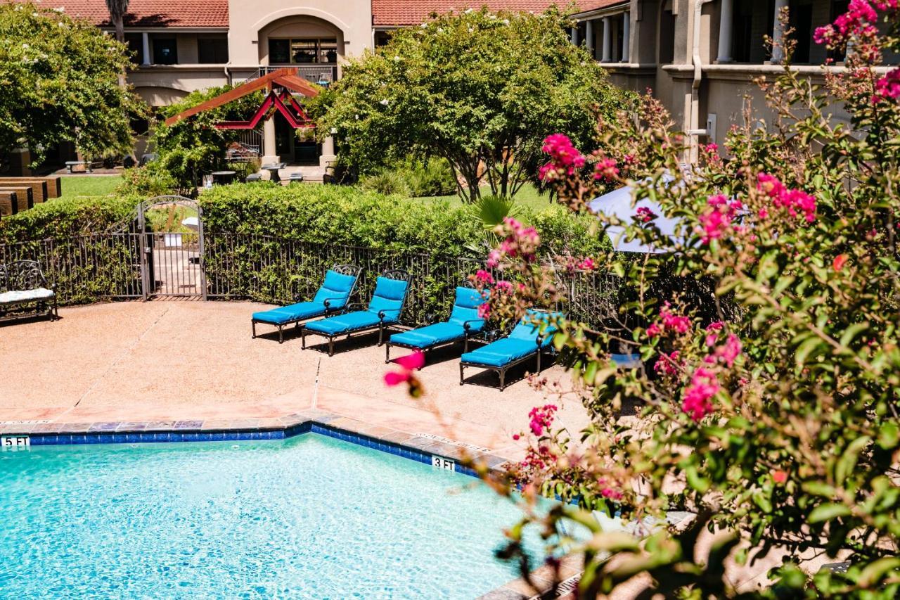 Vineyard Court Designer Suites Hotel College Station Exterior photo