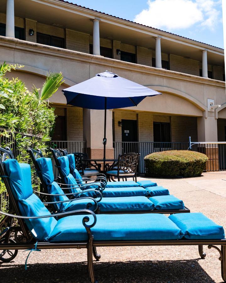 Vineyard Court Designer Suites Hotel College Station Exterior photo