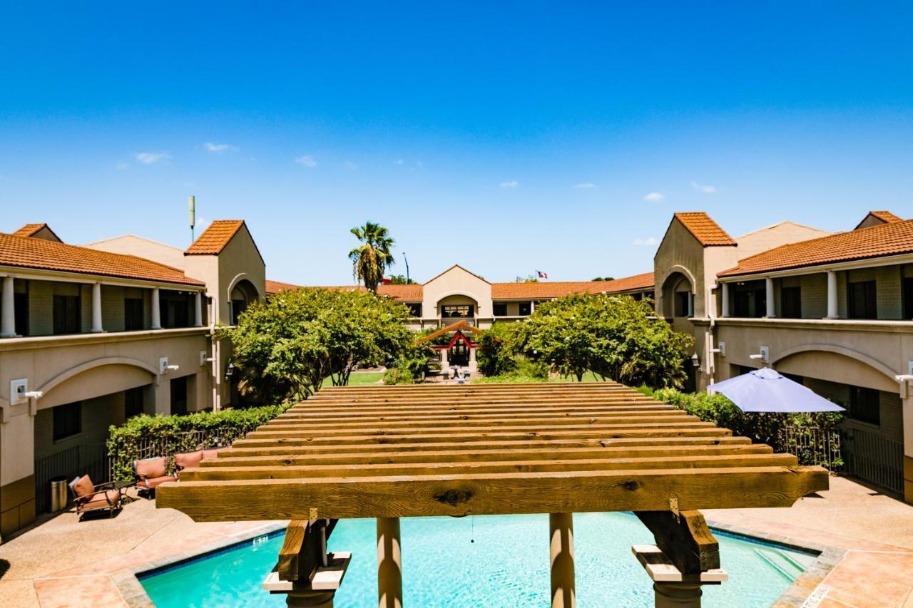 Vineyard Court Designer Suites Hotel College Station Exterior photo