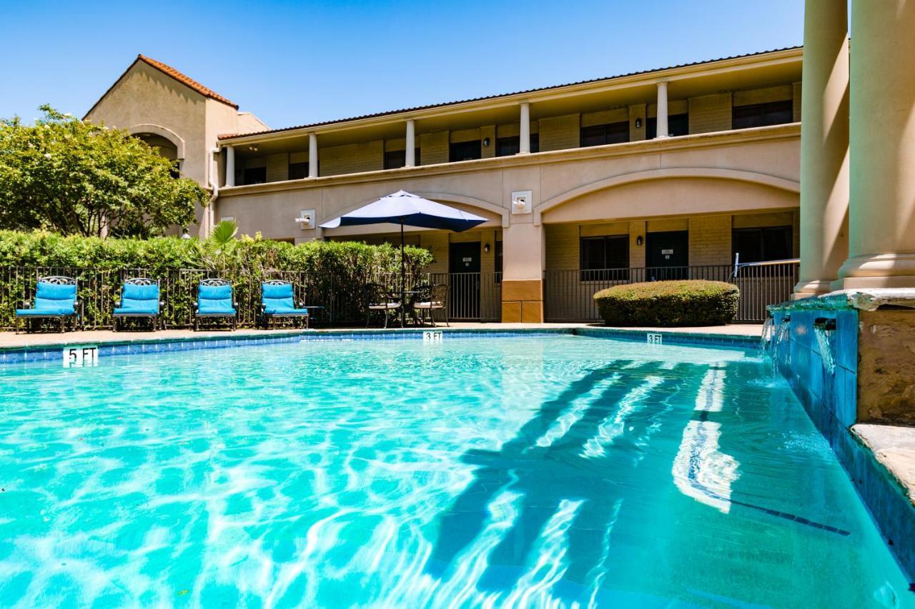 Vineyard Court Designer Suites Hotel College Station Exterior photo