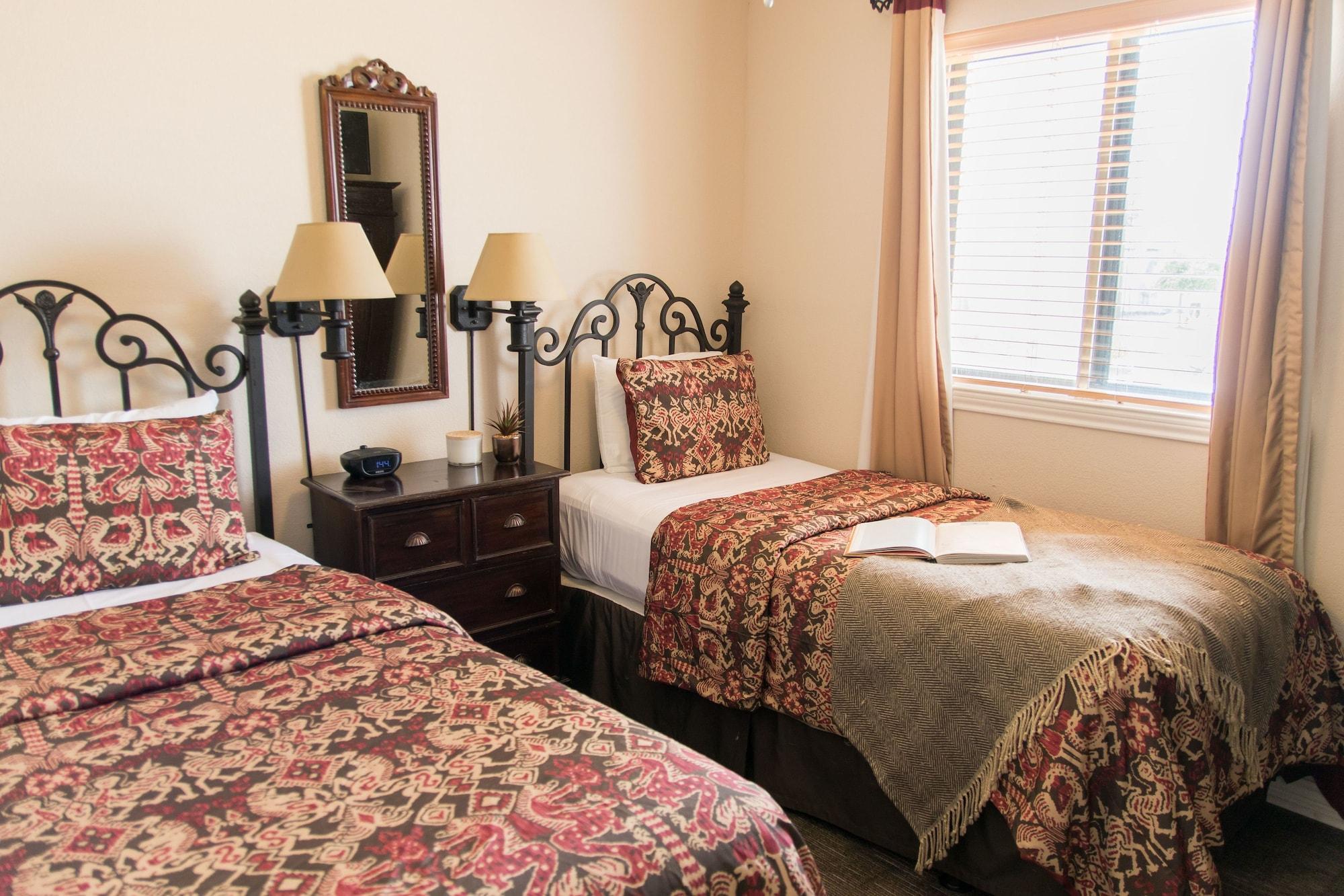 Vineyard Court Designer Suites Hotel College Station Exterior photo