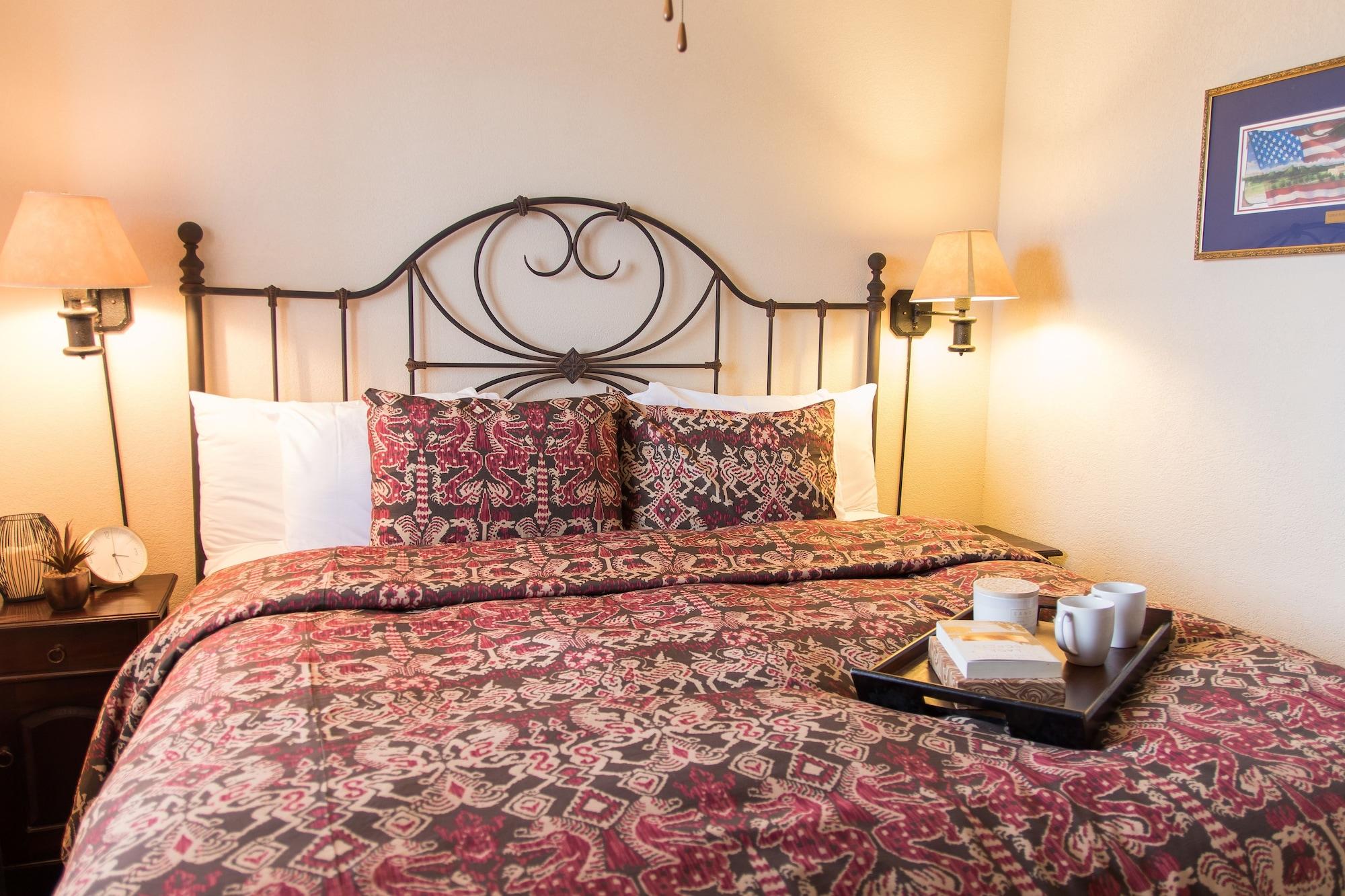 Vineyard Court Designer Suites Hotel College Station Exterior photo