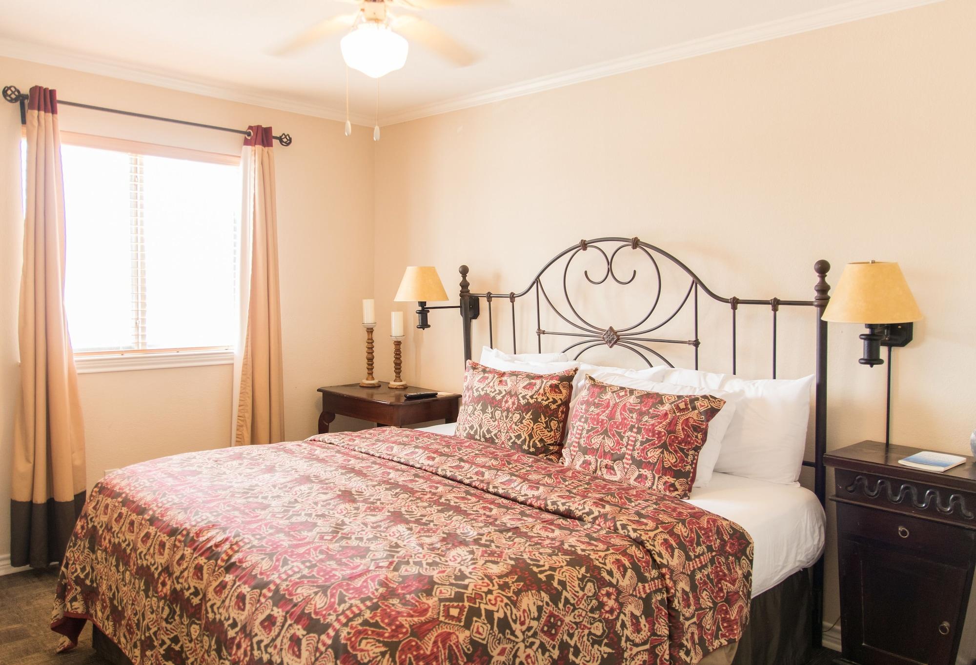Vineyard Court Designer Suites Hotel College Station Exterior photo