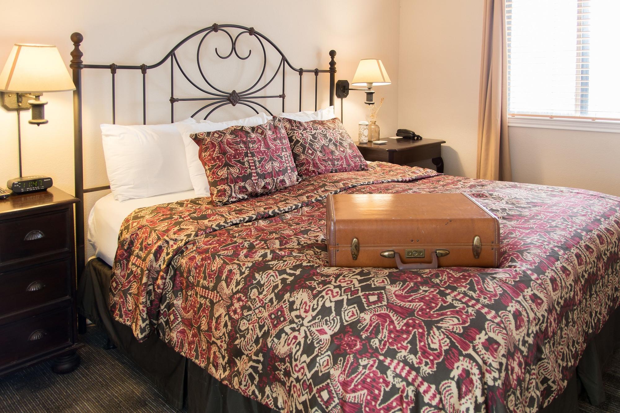 Vineyard Court Designer Suites Hotel College Station Exterior photo