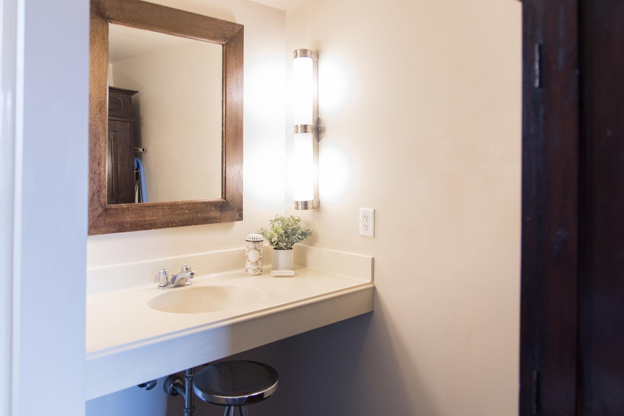 Vineyard Court Designer Suites Hotel College Station Exterior photo