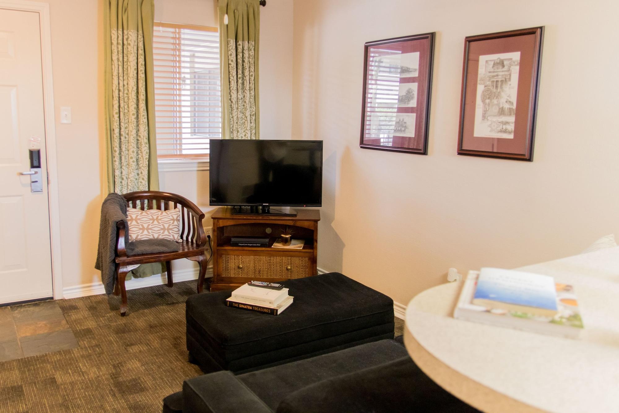 Vineyard Court Designer Suites Hotel College Station Exterior photo