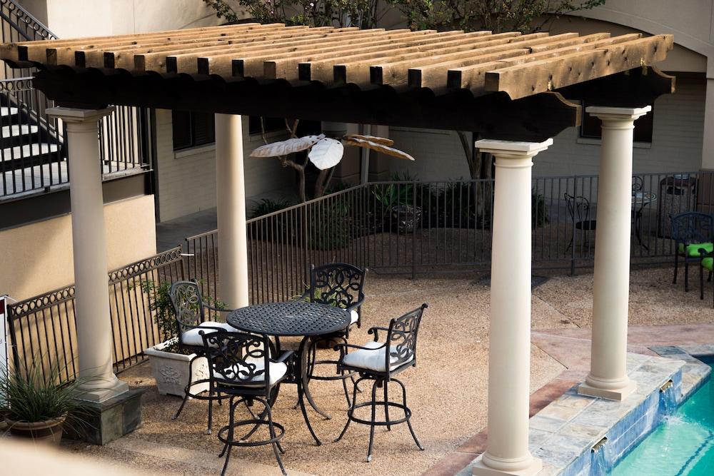 Vineyard Court Designer Suites Hotel College Station Exterior photo
