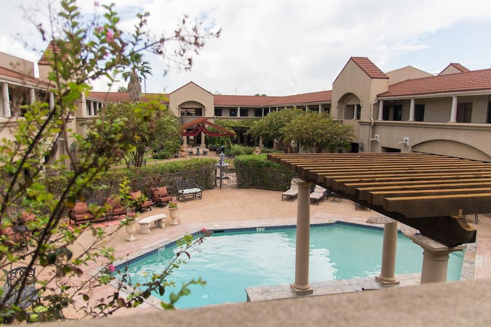 Vineyard Court Designer Suites Hotel College Station Exterior photo