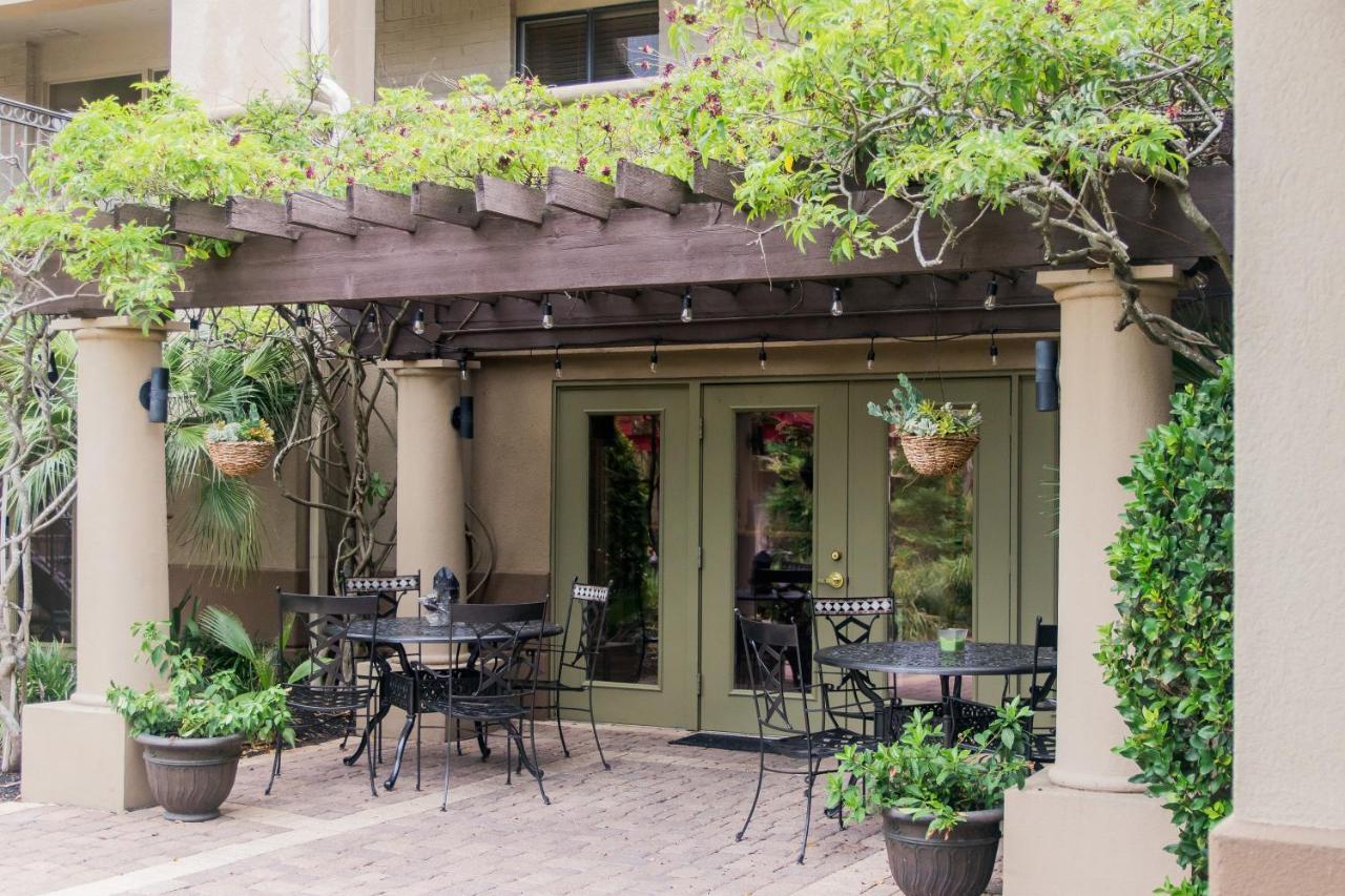 Vineyard Court Designer Suites Hotel College Station Exterior photo