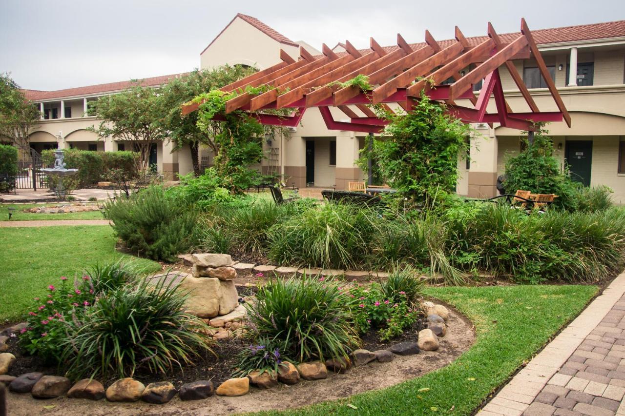 Vineyard Court Designer Suites Hotel College Station Exterior photo
