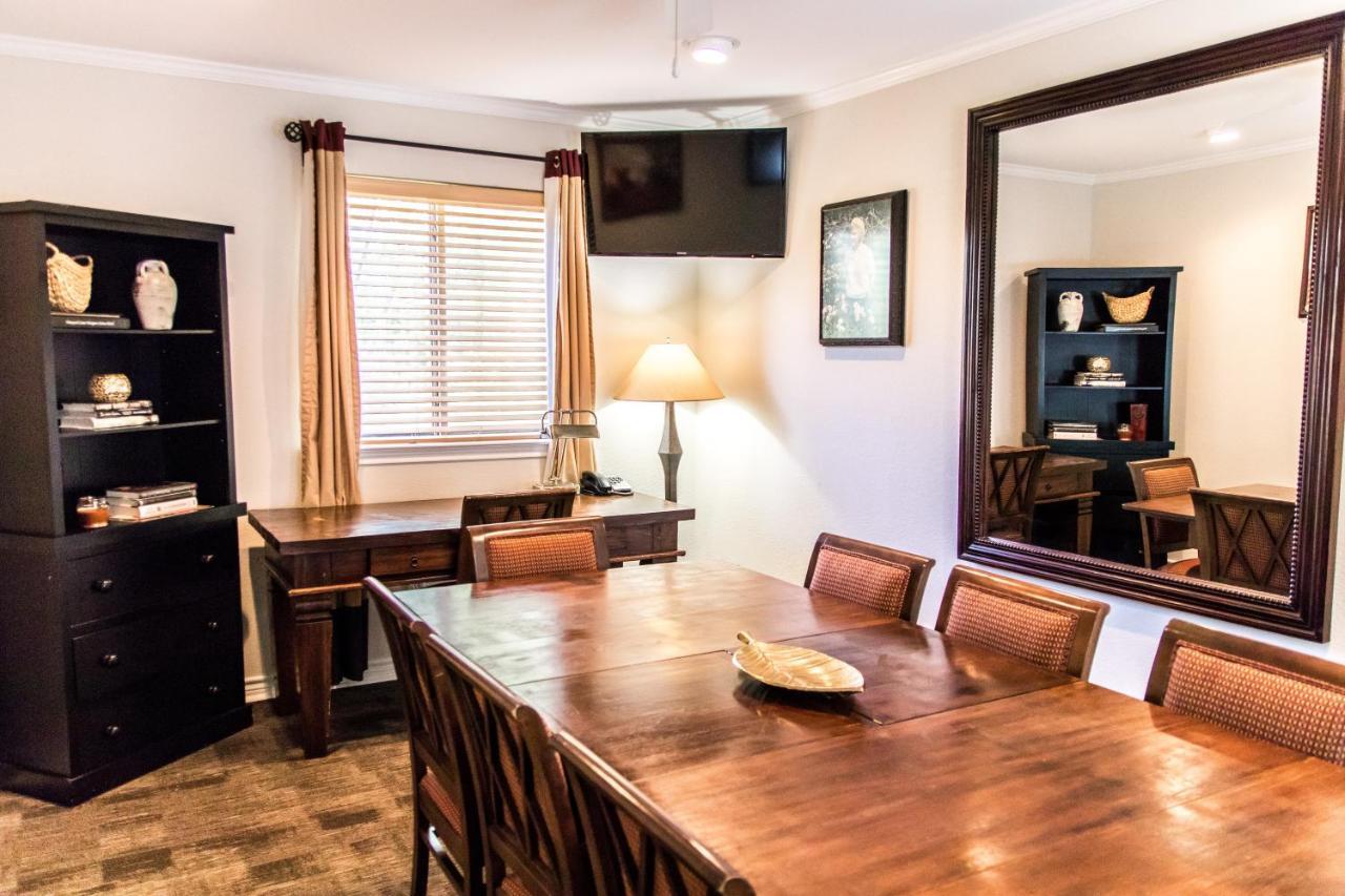 Vineyard Court Designer Suites Hotel College Station Exterior photo