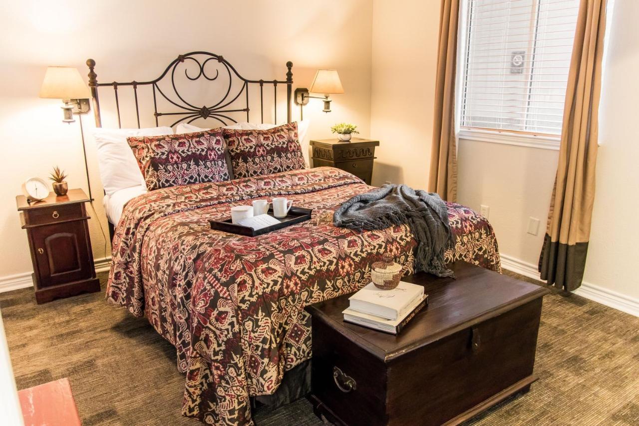 Vineyard Court Designer Suites Hotel College Station Exterior photo