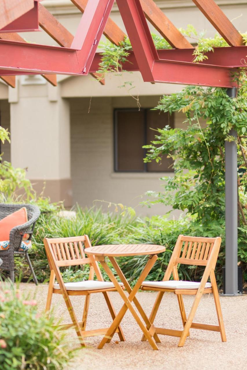 Vineyard Court Designer Suites Hotel College Station Exterior photo