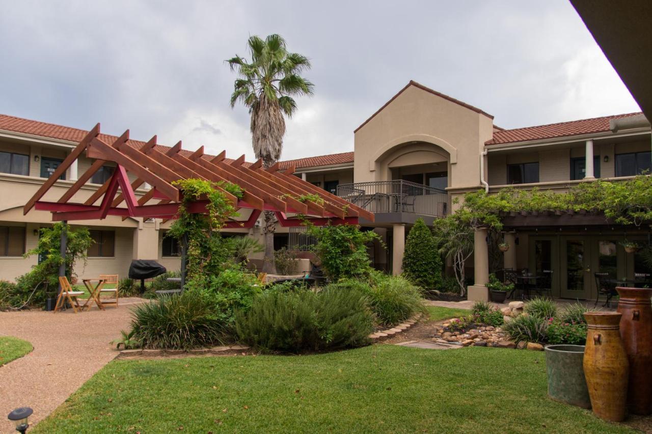 Vineyard Court Designer Suites Hotel College Station Exterior photo