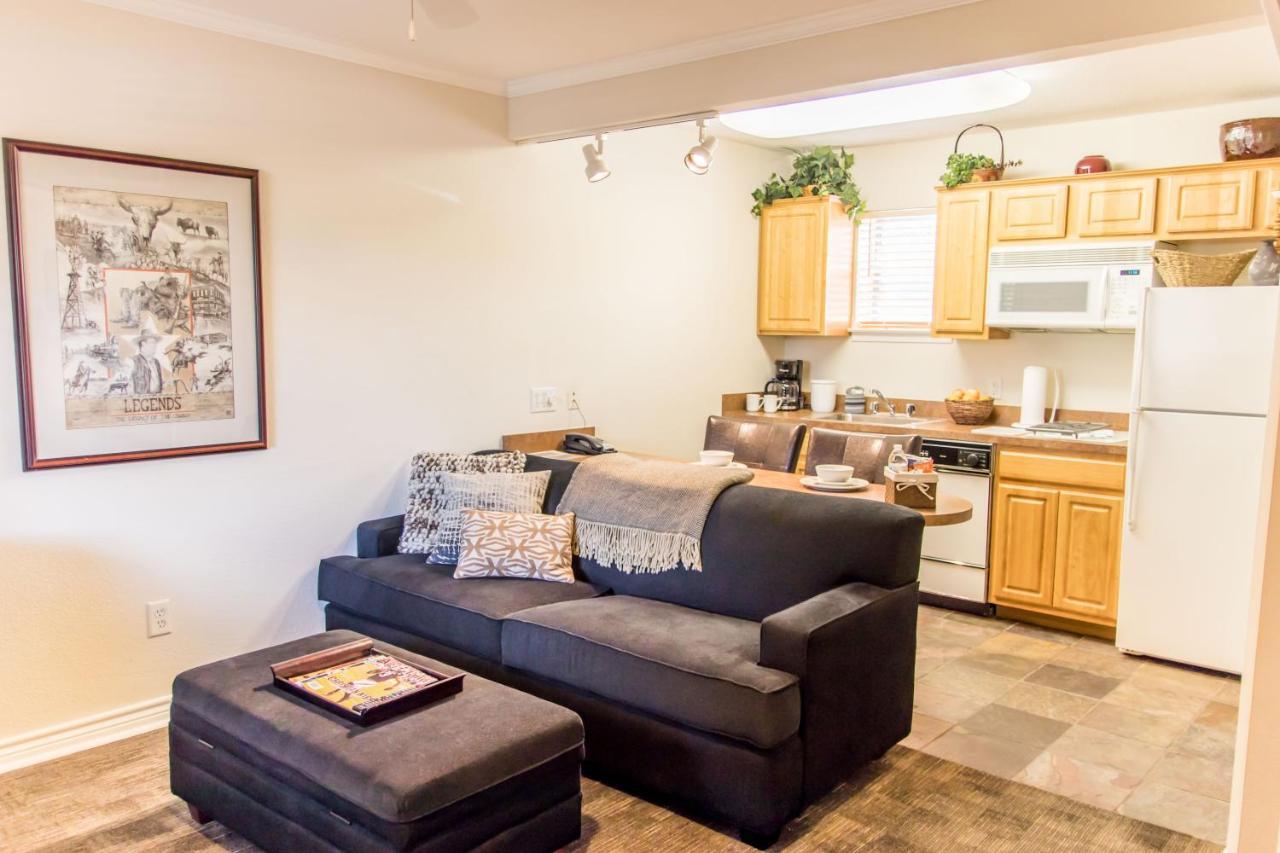 Vineyard Court Designer Suites Hotel College Station Exterior photo