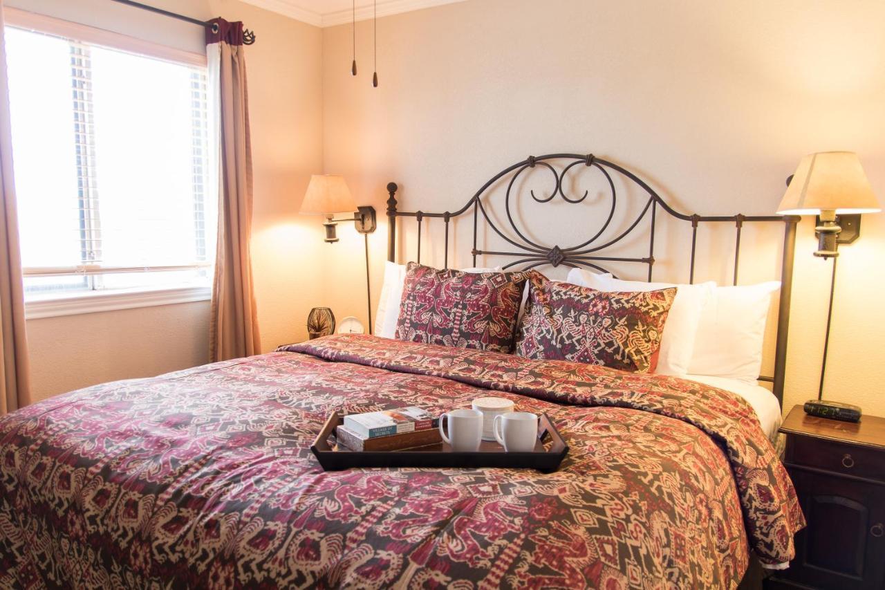 Vineyard Court Designer Suites Hotel College Station Exterior photo