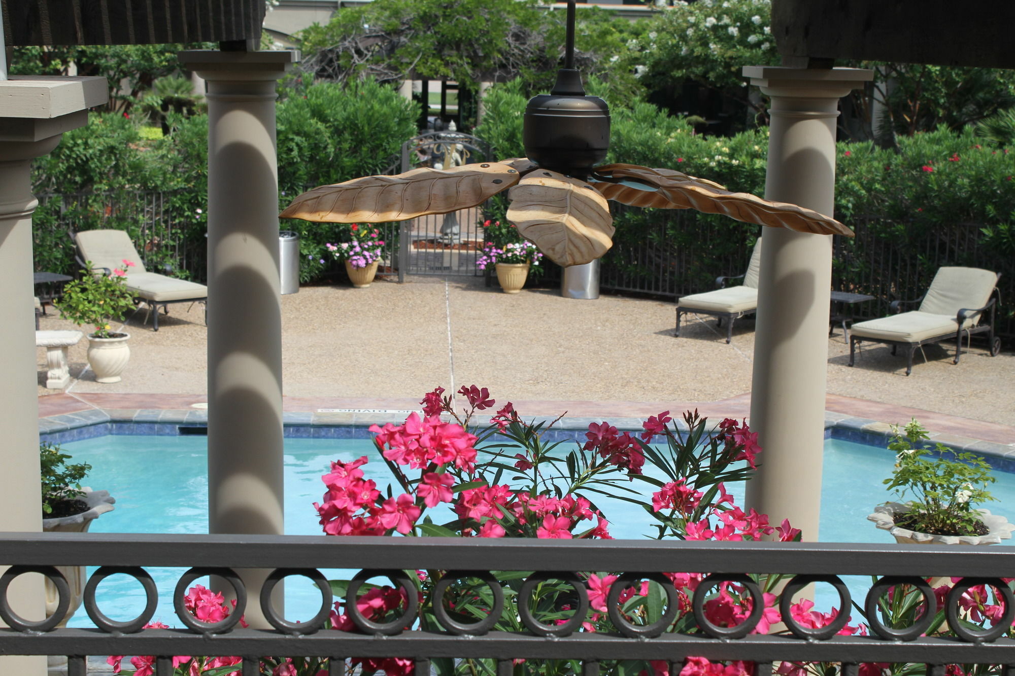 Vineyard Court Designer Suites Hotel College Station Exterior photo